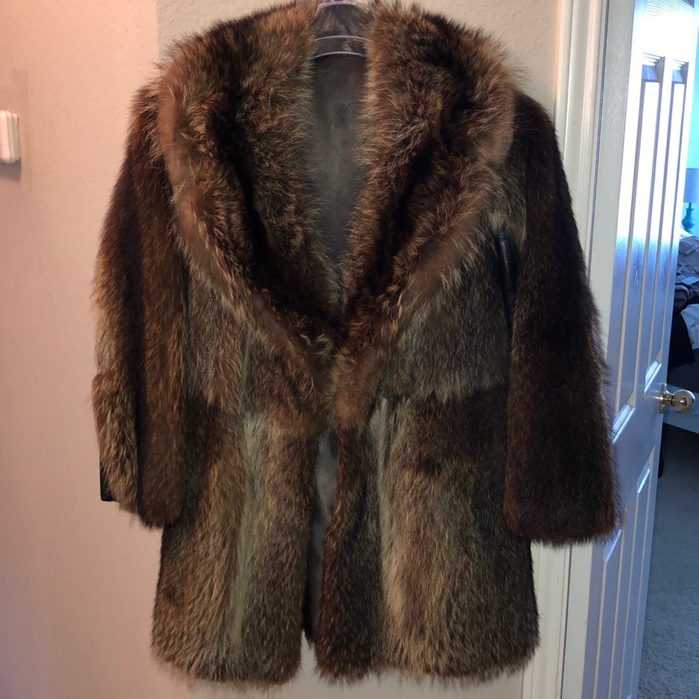 Vintage raccoon fur lined with a eye clasp